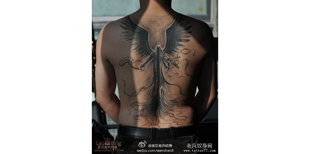 武汉老兵纹身：碉堡了的背部黑暗天使纹身图案作品