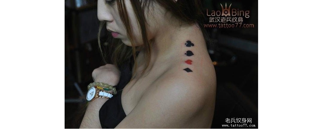 新年最新打造的美女肩膀扑克牌纹身图案