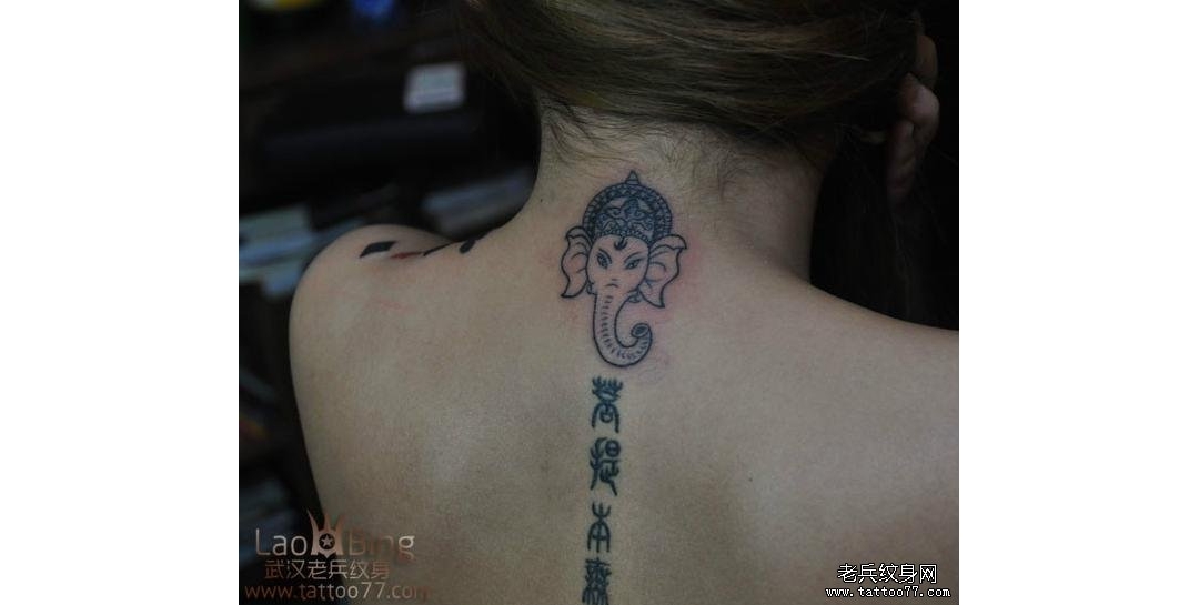 蛇年最新颈部可爱小象纹身图案的象征