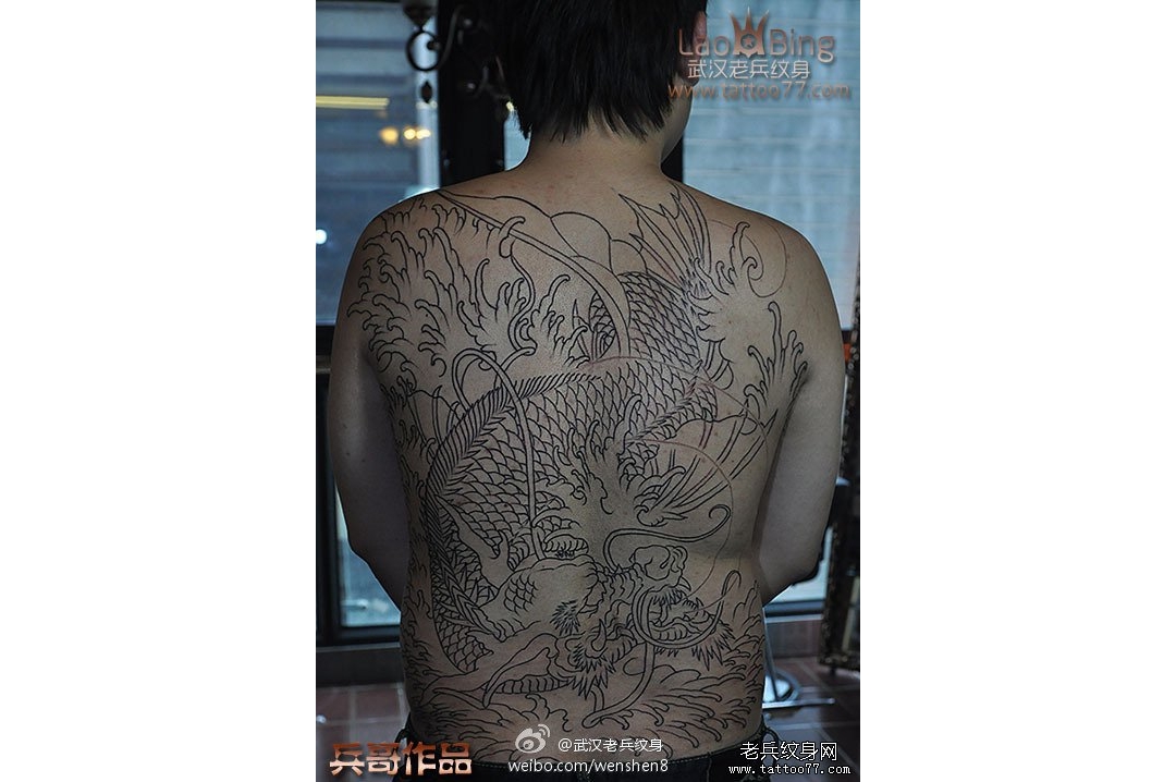 武汉老兵纹身店2013年刚打造的满背鳌鱼割线纹身图案作品
