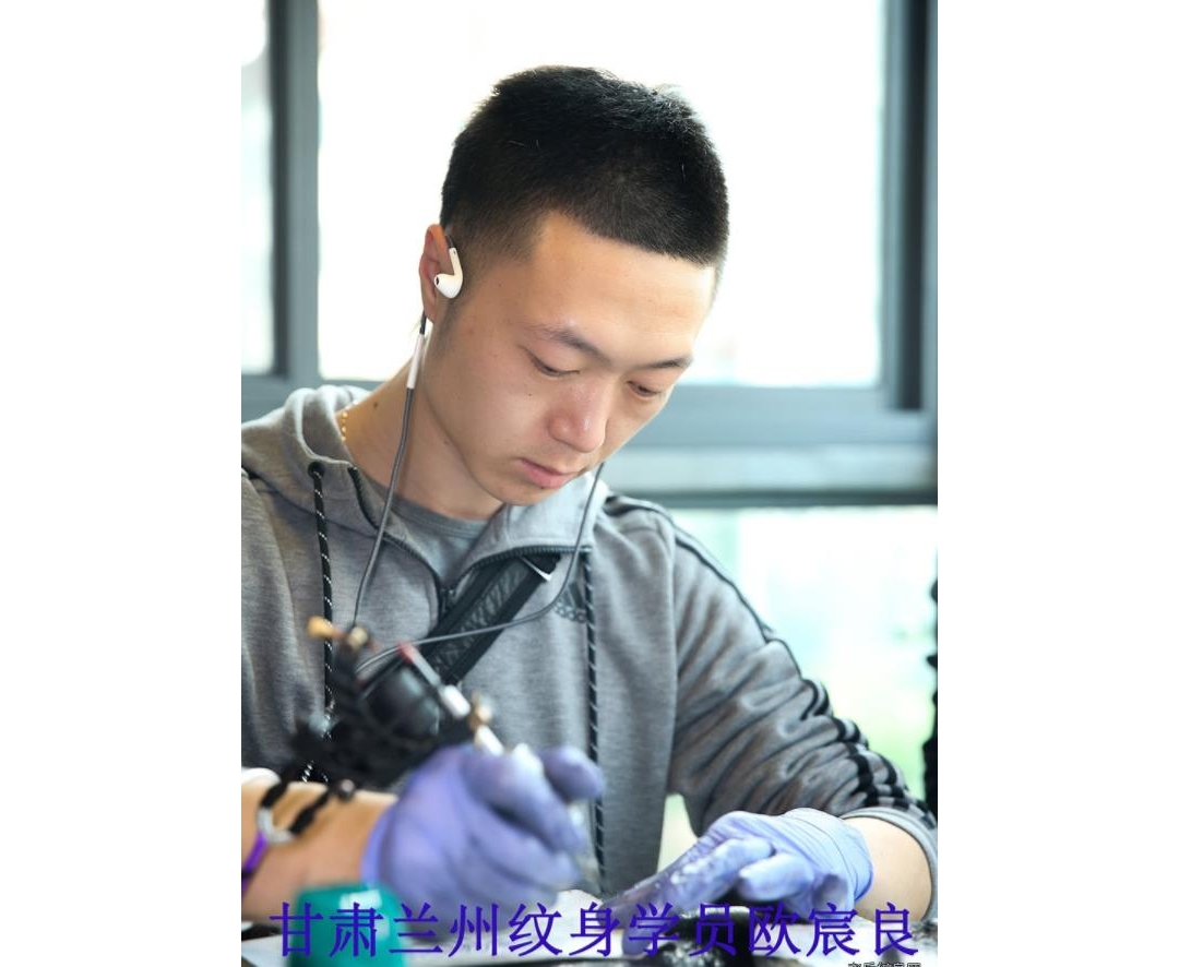 甘肃兰州纹身学员欧宸良纹身培训中