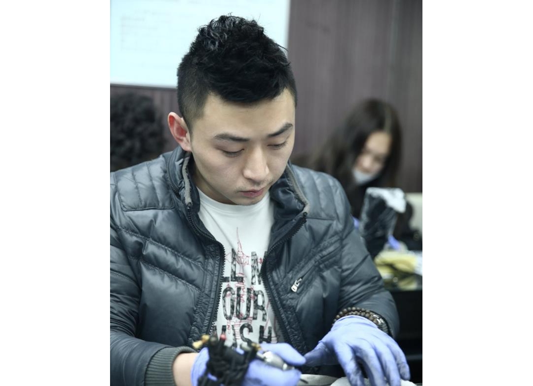 湖南衡阳纹身学员夏煌纹身培训中