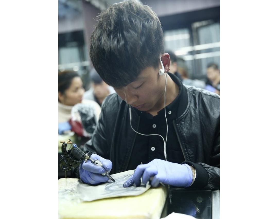 河南许昌纹身学员林墨轩纹身培训中