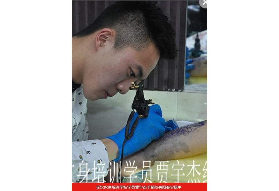 武汉纹身培训学校学员贾宇杰手部纹身图案实操中