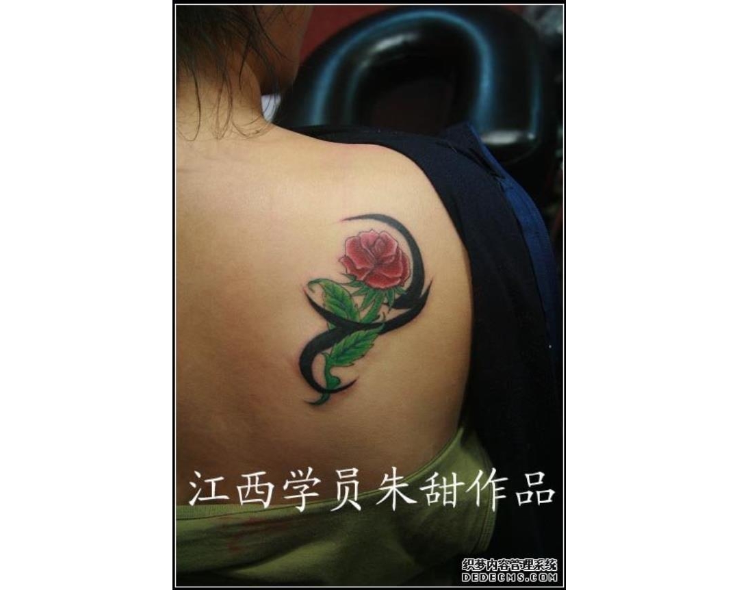 江西纹身培训学员在校期间肩胛色彩玫瑰文身作品