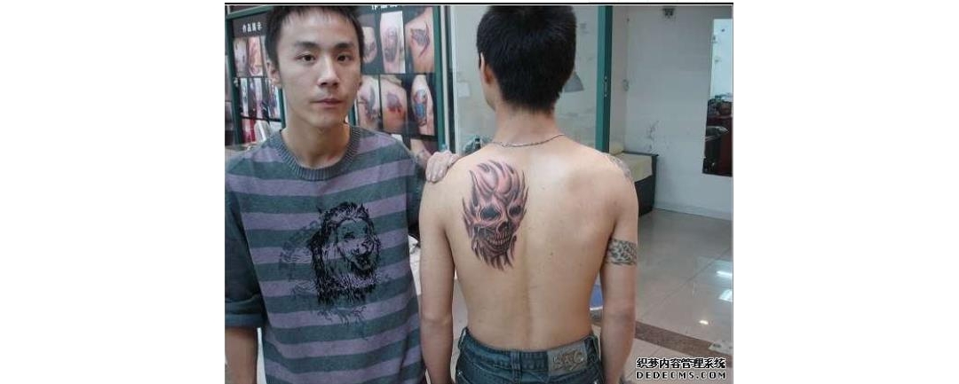 武汉纹身培训学校学员在校期间肩胛黑灰骷髅文身作品