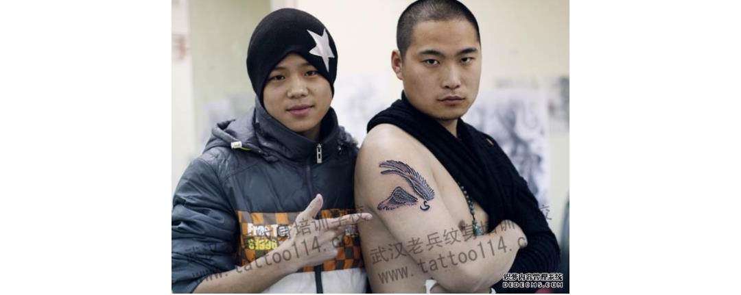 武汉纹身培训学校学员在校期间大臂翅膀文身作品