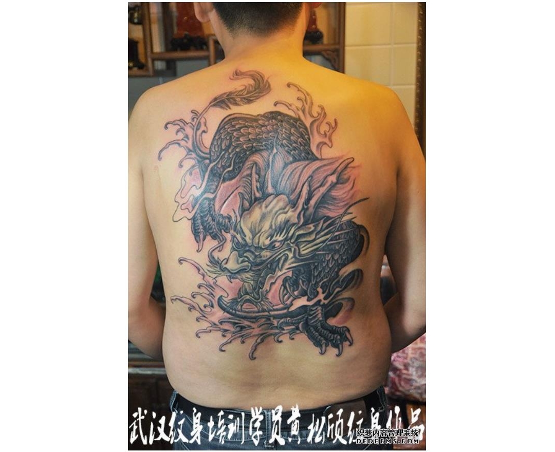 武汉纹身培训学员黄松欣在校期间背部黑灰龙纹身作品