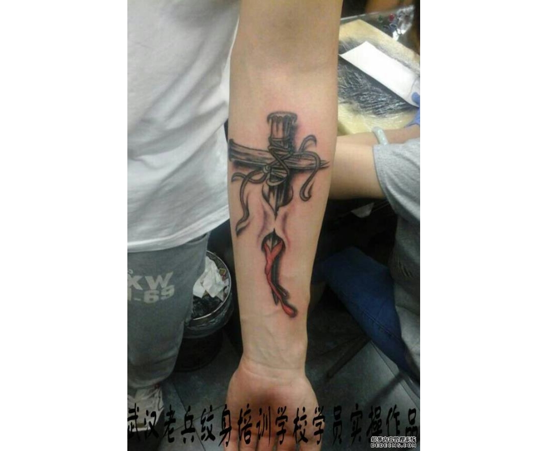 武汉纹身培训学校学员在校期间小臂十字架纹身作品