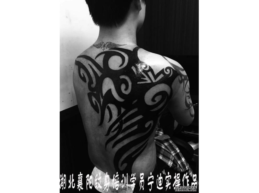 湖北襄阳纹身培训学员宁迪在校期间背部图腾纹身作品