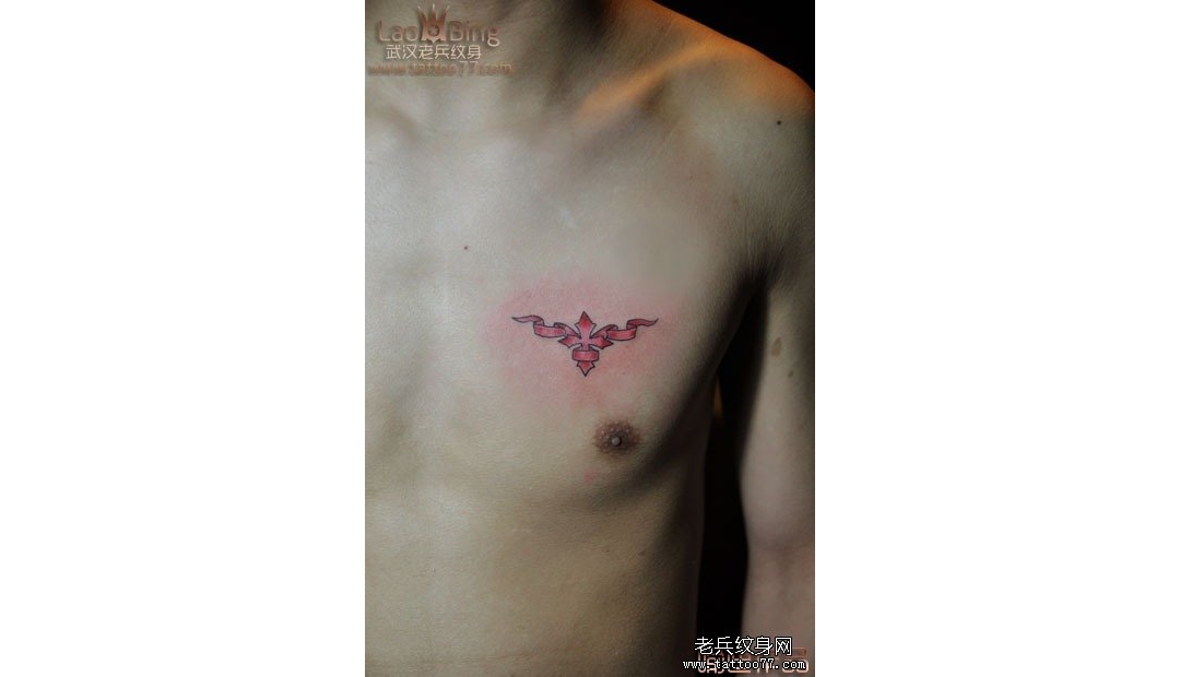 武汉老兵纹身店成员喻迪制作的胸口彩色十字架纹身图案作品 ...
