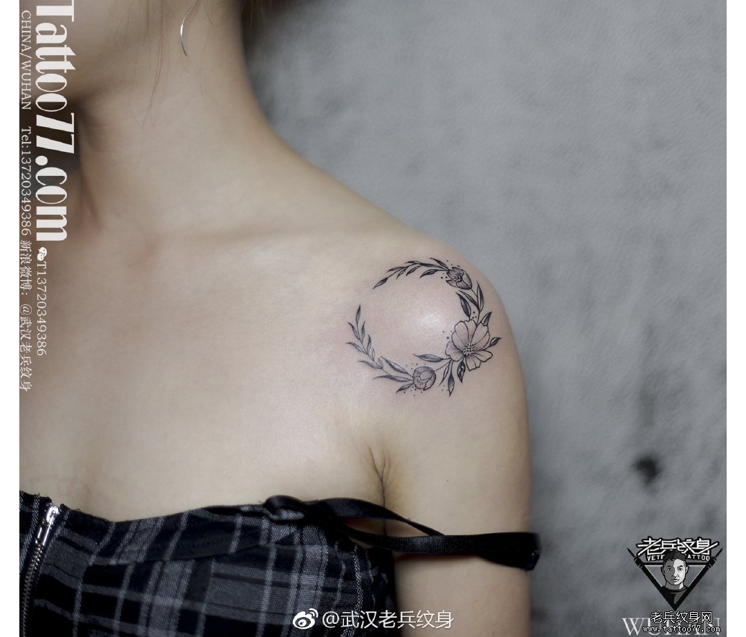 肩部月亮花环纹身图案