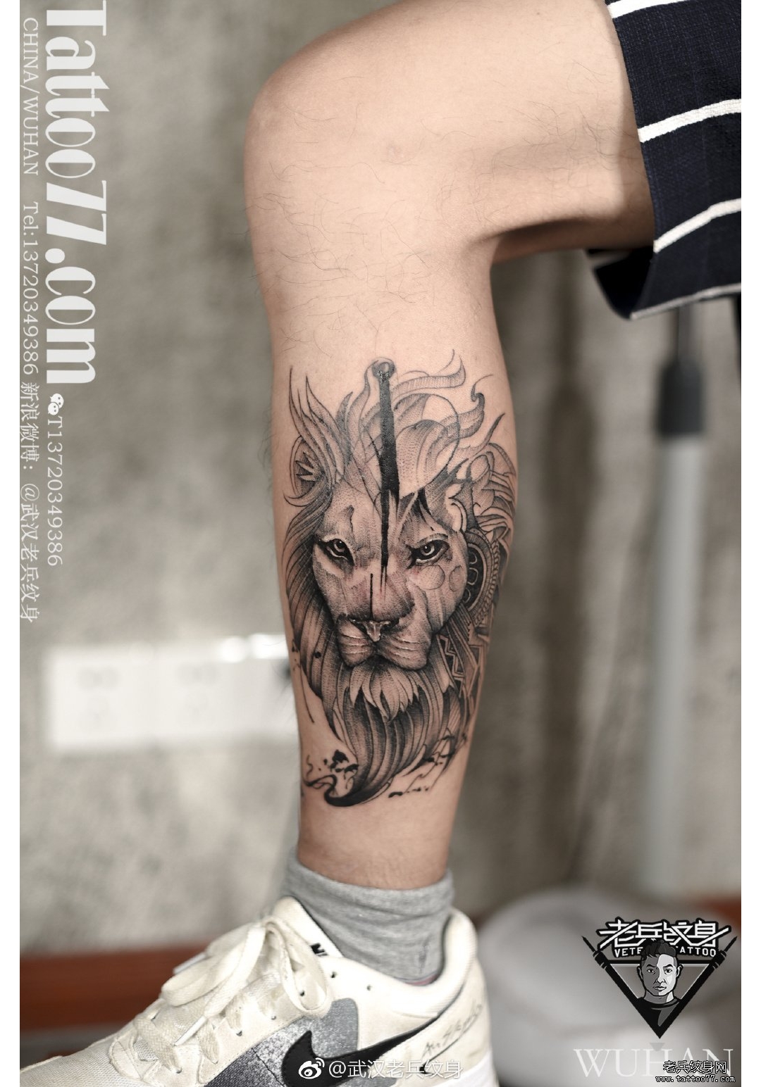 小腿个性黑灰狮子纹身图案