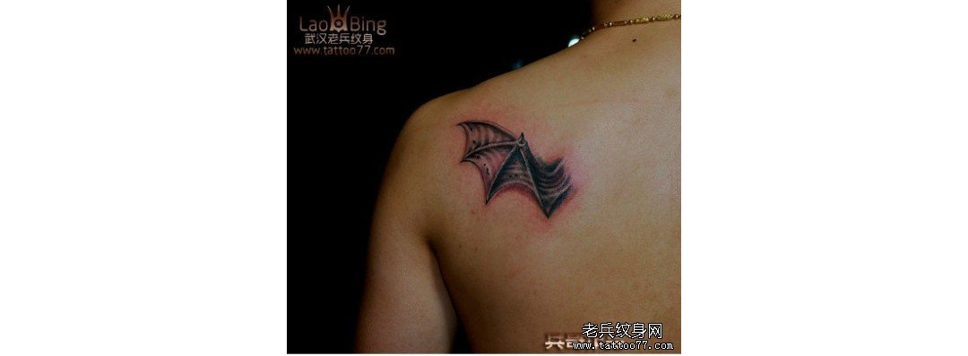后肩背恶魔翅膀纹身图案作品由武汉纹身店出品