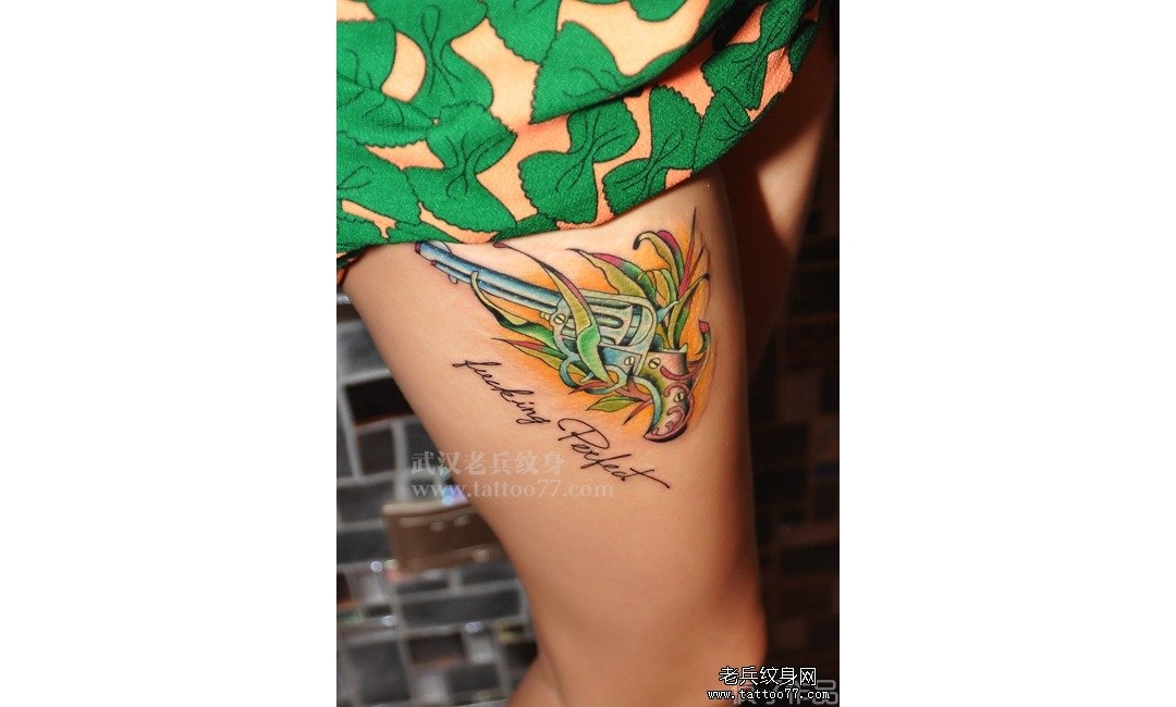 最好的纹身师疯子制作的性感美女腿部手枪纹身图案作品