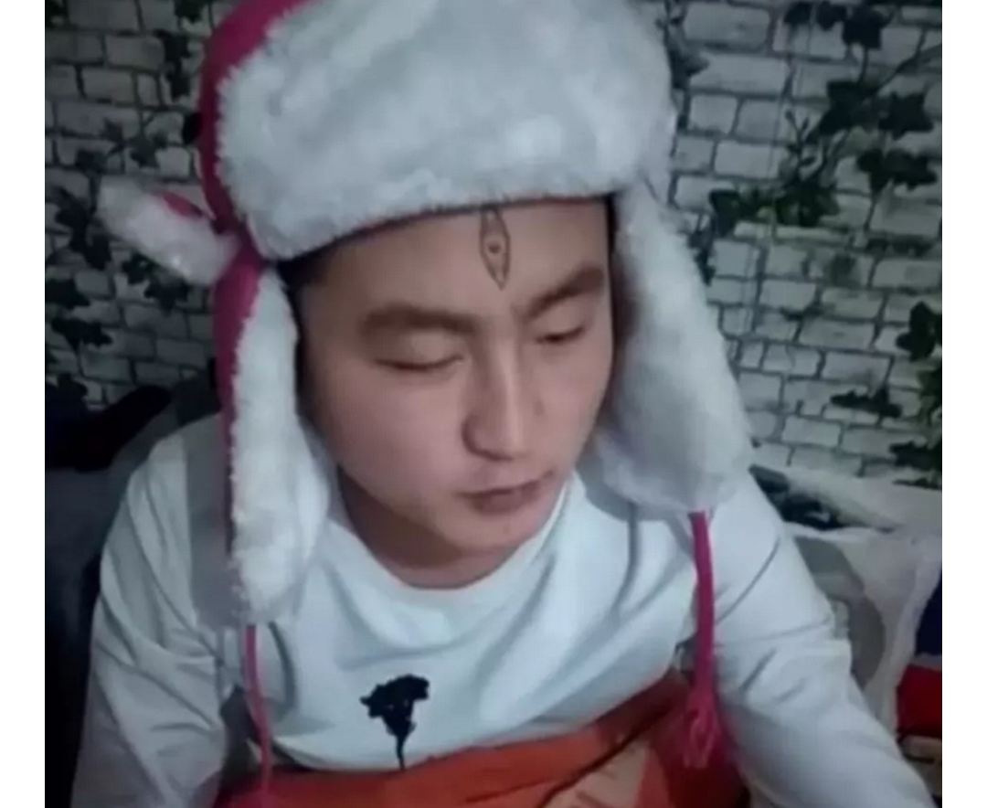 为什么社会青年爱在脑门儿纹天眼？