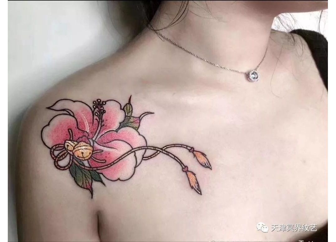你想看的女生肩花纹身