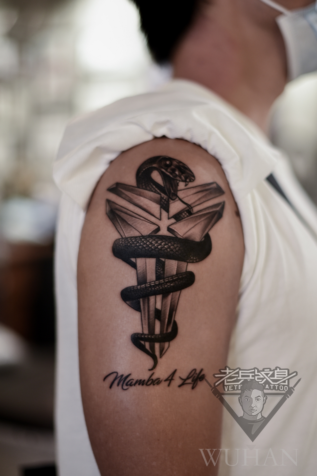 大臂代表乔丹精神的黑曼巴纹身作品