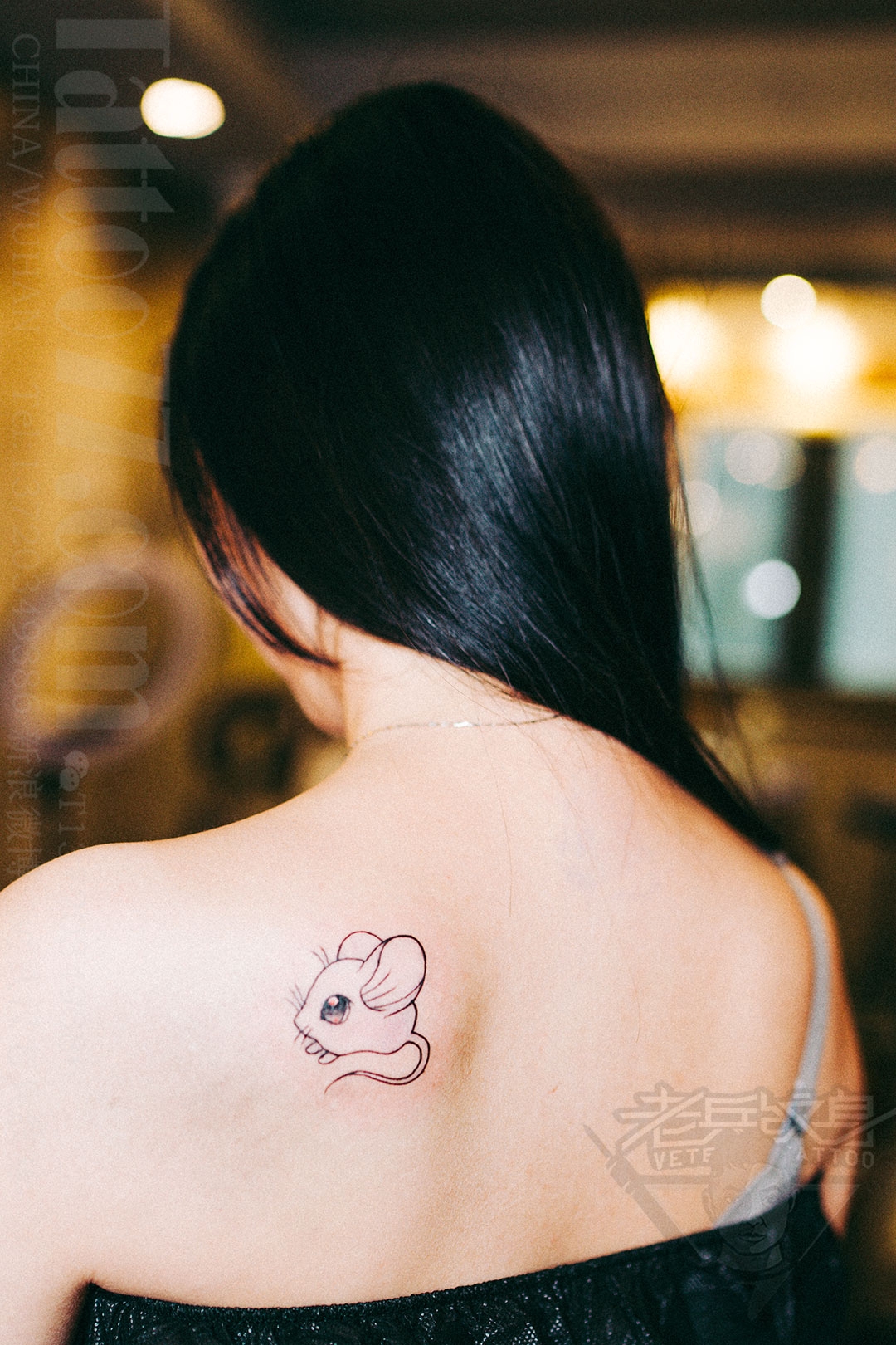 肩部可爱的小老鼠纹身作品