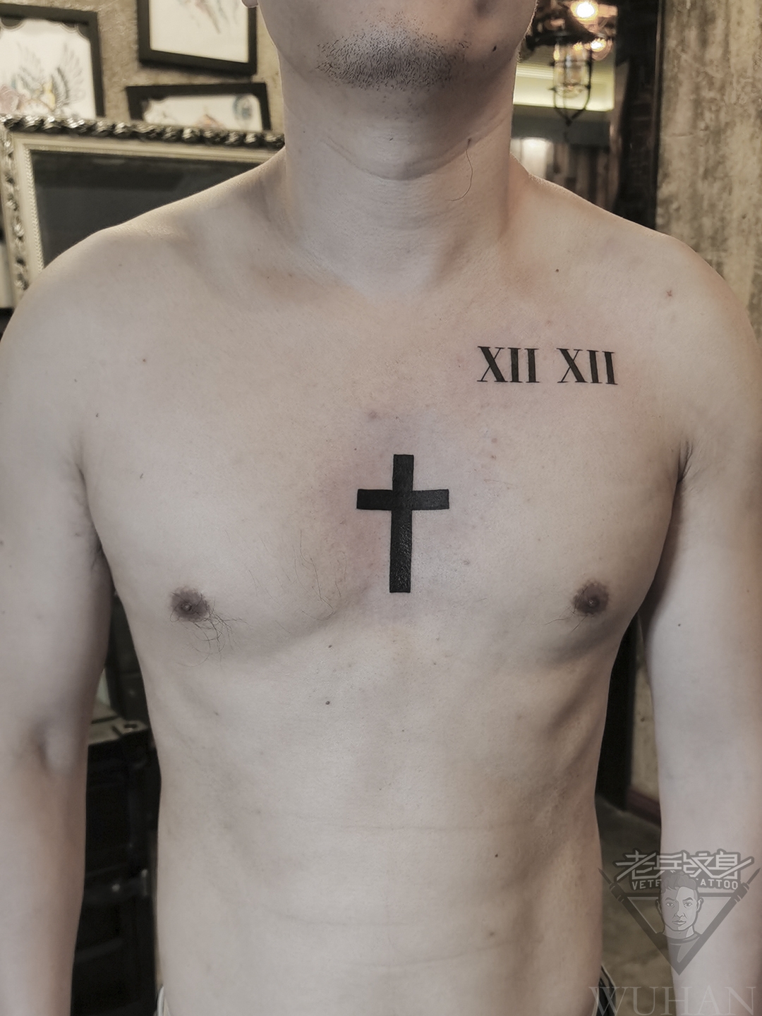胸口十字架纹身