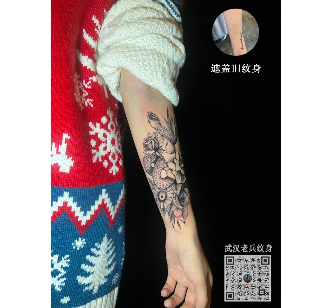 小手臂手部蛇玫瑰花纹身作品遮盖旧纹身