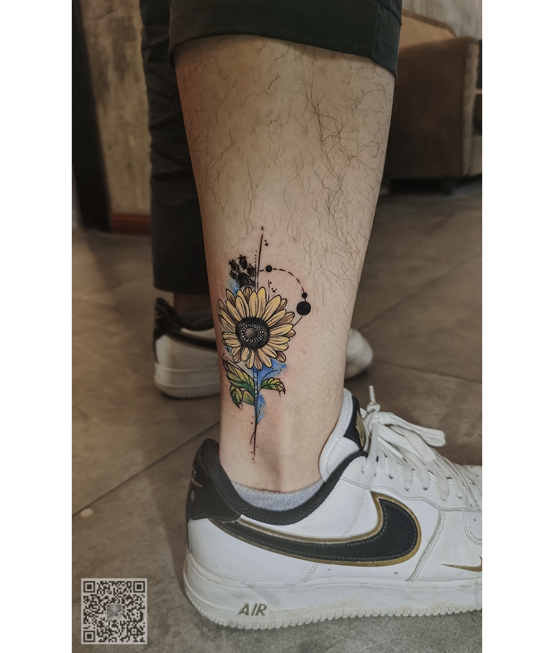 脚踝水彩泼墨向日葵纹身作品