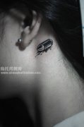 女生耳部小子弹纹身图案