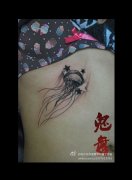 女孩子肋部一款水母纹身图案