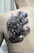 男人肩背招财神兽貔貅纹身图案
