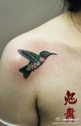 女生肩膀处小巧潮流的蜂鸟纹身图案