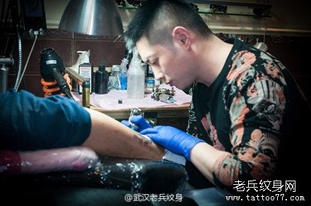 2014年1月22日兵哥制作指南针纹身作品现场
