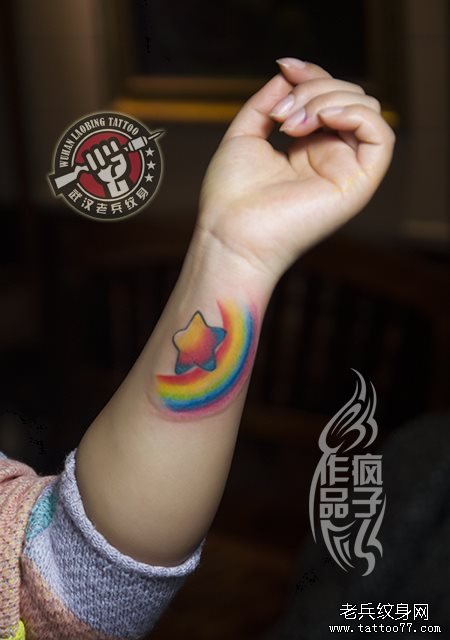 武汉专业纹身店打造手腕可爱小彩虹纹身作品