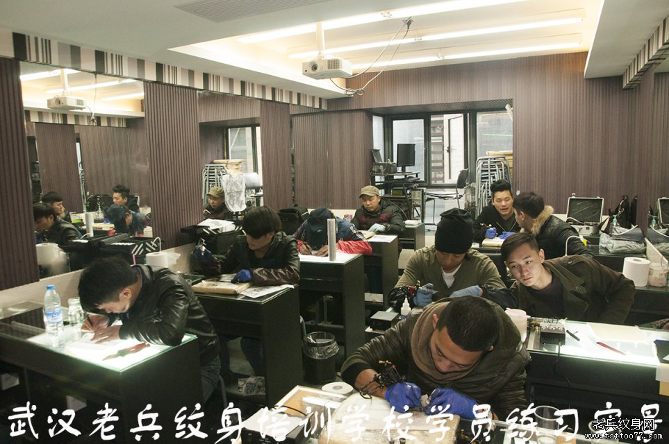 武汉最好的纹身学校纹身培训学员教学实操