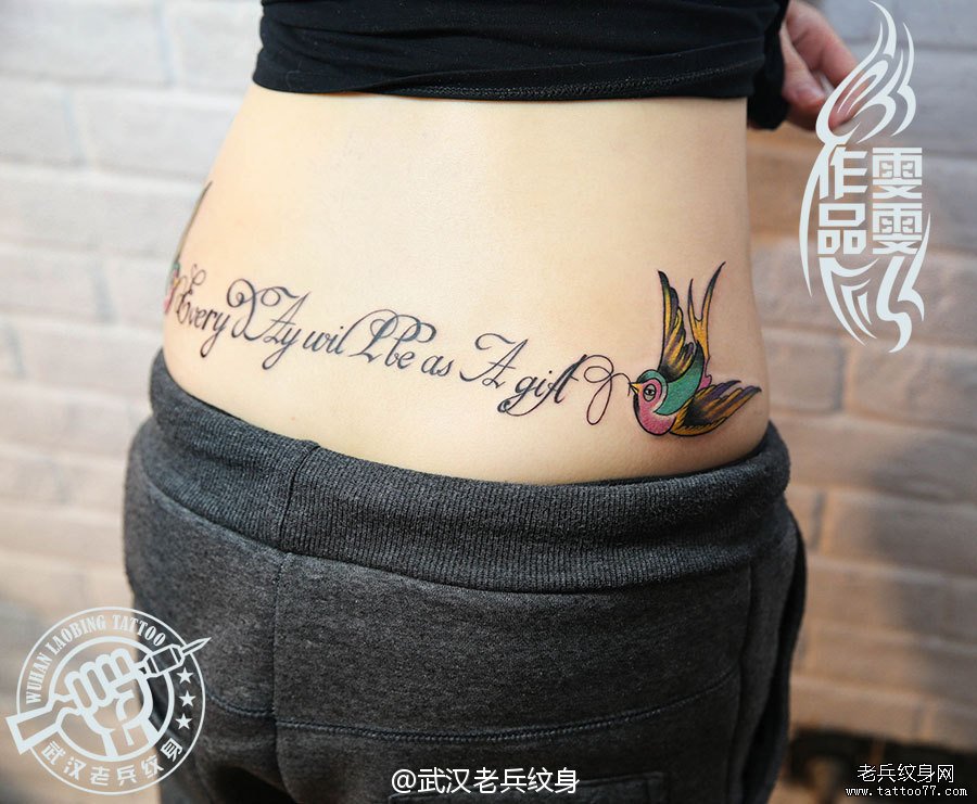 武汉专业女纹身师为美女打造的后腰燕子纹身作品及寓意