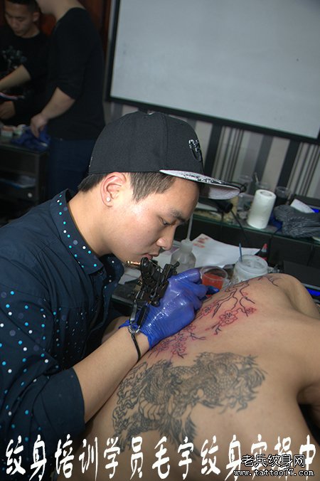 江西纹身学员毛宇在武汉纹身培训学校实操中