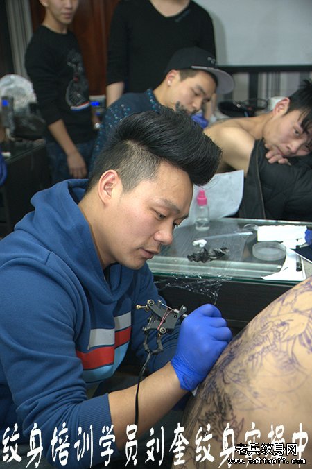 江苏纹身学员刘奎在武汉老兵纹身学校实操中