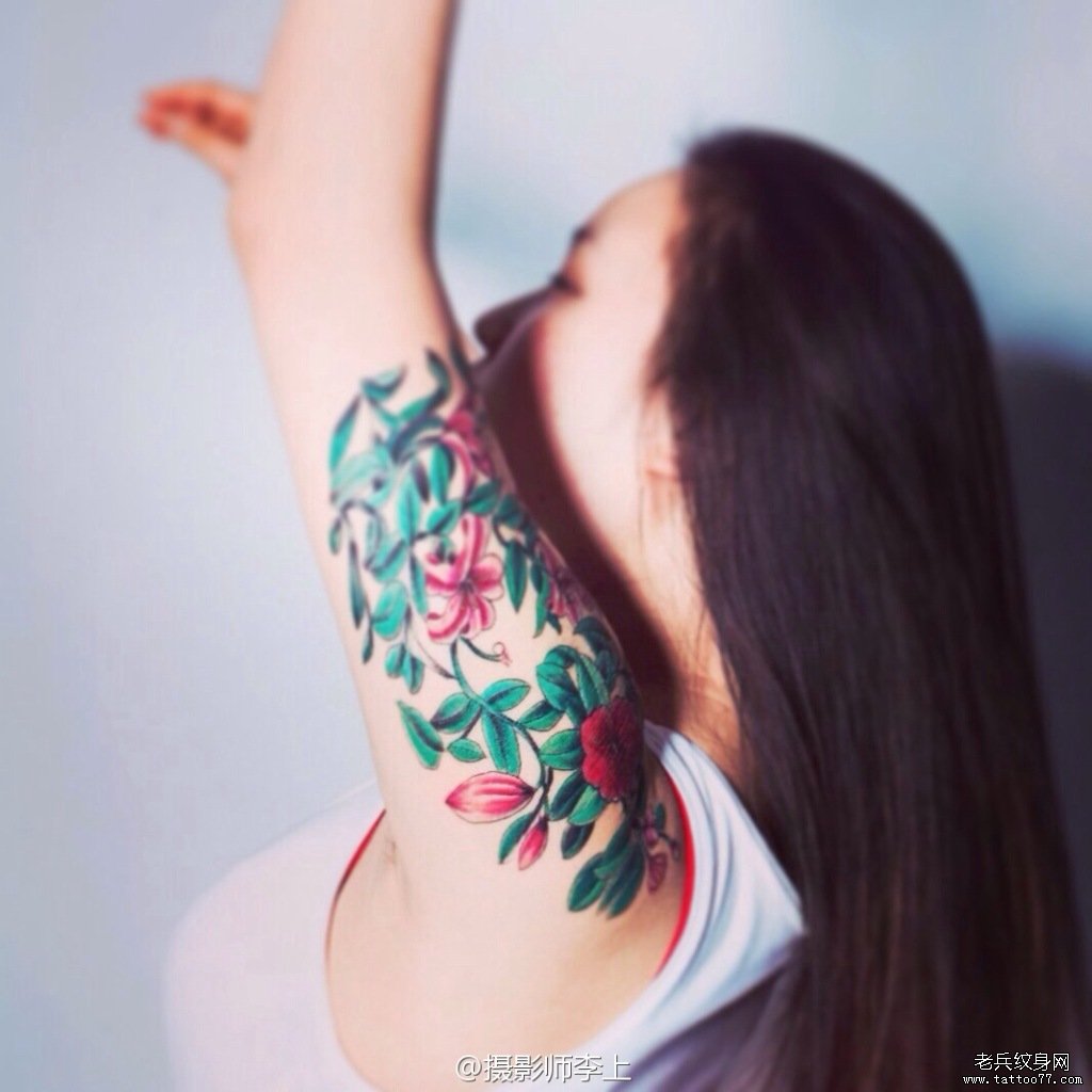 兵哥为十堰美女摄影师打造的大臂花卉纹身作品