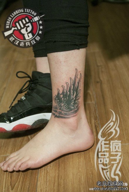 武汉老兵纹身店打造的脚踝翅膀纹身作品遮盖莲花纹身图案