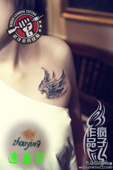 武汉纹身店疯子为两位美女打造的胸部翅膀纹身作品遮盖旧纹身图案