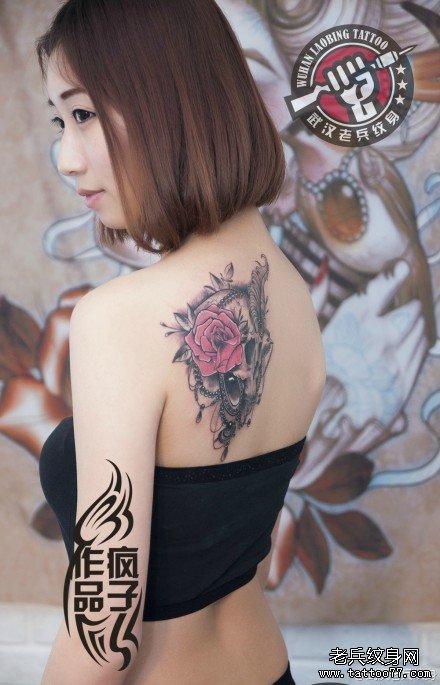 超唯美的美女后背骷髅玫瑰链珠纹身作品