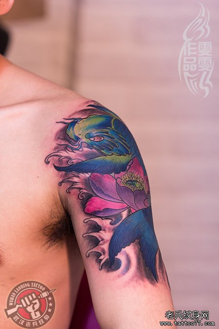 大臂蓝色鲤鱼莲花纹身作品遮盖旧纹身图案