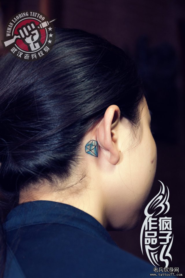 为两好姐妹打造的耳部钻石纹身作品