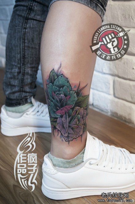 武汉专业纹身店疯子打造的脚踝玫瑰花纹身作品遮盖旧纹身图案