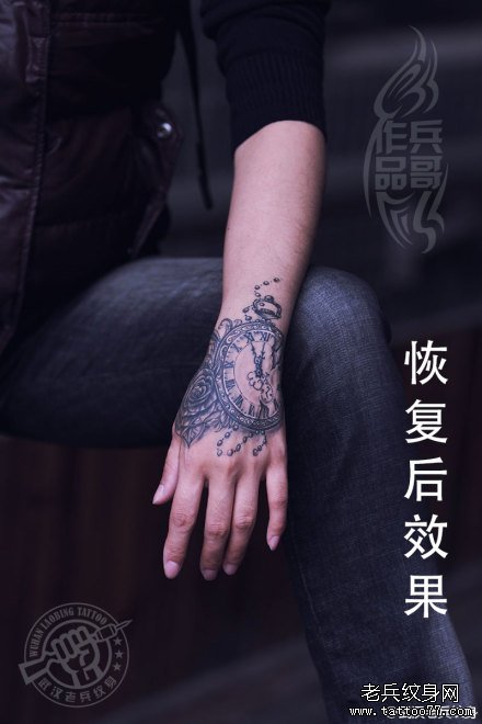手部时钟玫瑰花纹身作品一个月后恢复效果