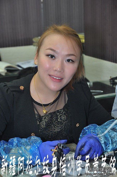 新疆纹身培训学员董艺铭在武汉纹身学校学习中
