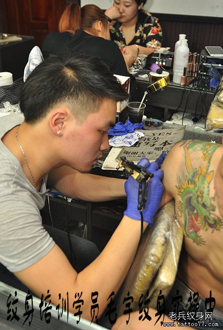 武汉老兵纹身学校来自江西纹身学员毛宇纹身实操中
