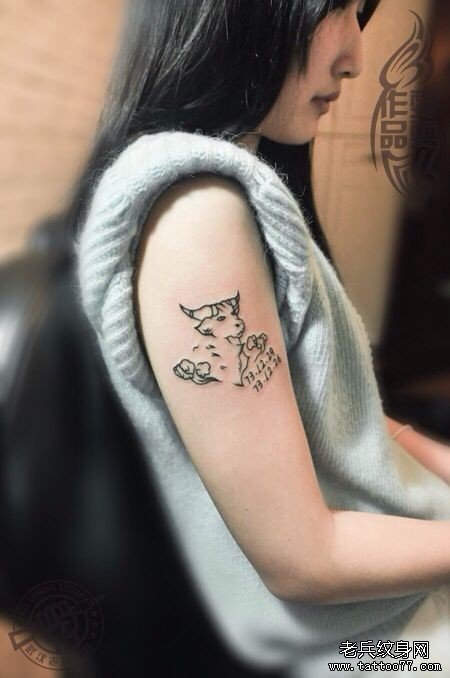 美女手臂牛纹身作品由武汉女纹身师打造