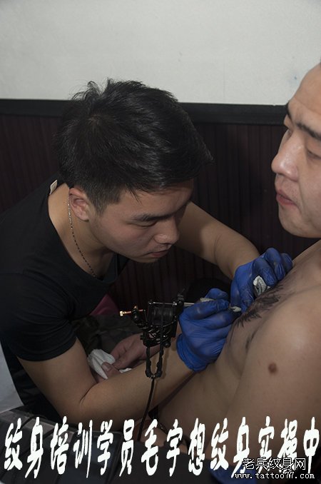武汉专业老兵纹身培训学校纹身学员毛宇胸口纹身图案实操中