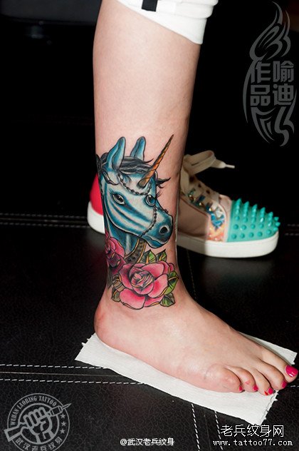 脚踝独角兽玫瑰花纹身作品遮盖疤痕