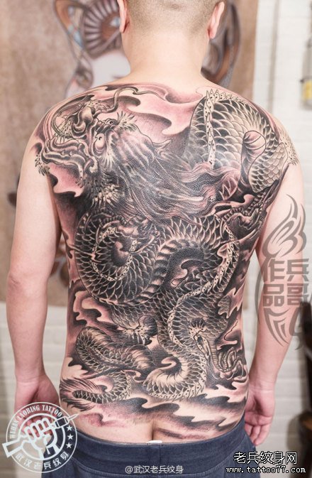 为一东北汉子打造的满背霸气龙纹身作品遮盖旧龙纹身图案